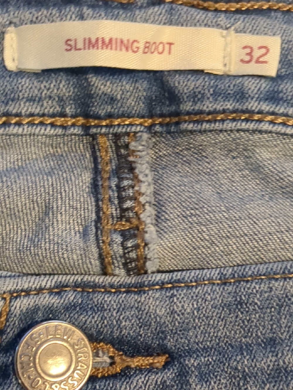 Levi’s Women's Classic Slimming Bootcut Jeans. - Picture 5 of 16